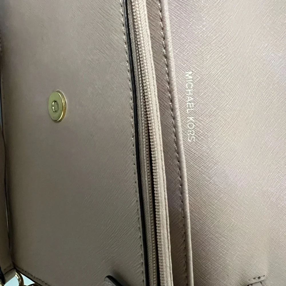Michael Kors Jet Set Crossbody Bag with Gold Chain Strap and Smooth Leather